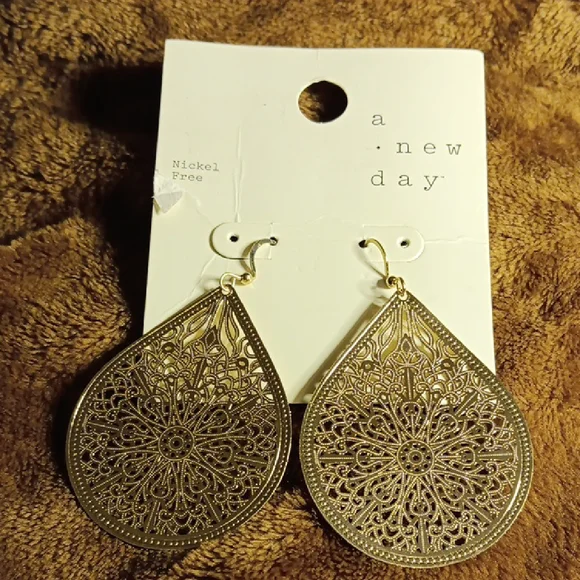 Elegant Gold Earrings - Picture 1 of 2
